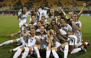 Le groupe France exulte de joies. Elles se qualifient pour la finale du Mondial U20. Crédit FIFA. Lesfeminines.fr