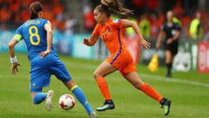 Lieke Martens face à Lotta Schelin. Crédit UEFA. Lesfeminines.fr