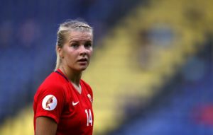 Ada Hegerberg, esseulée ne peut que regarder la Norvège perdre une seconde fois. Crédit UEFA. Lesfeminines.fr